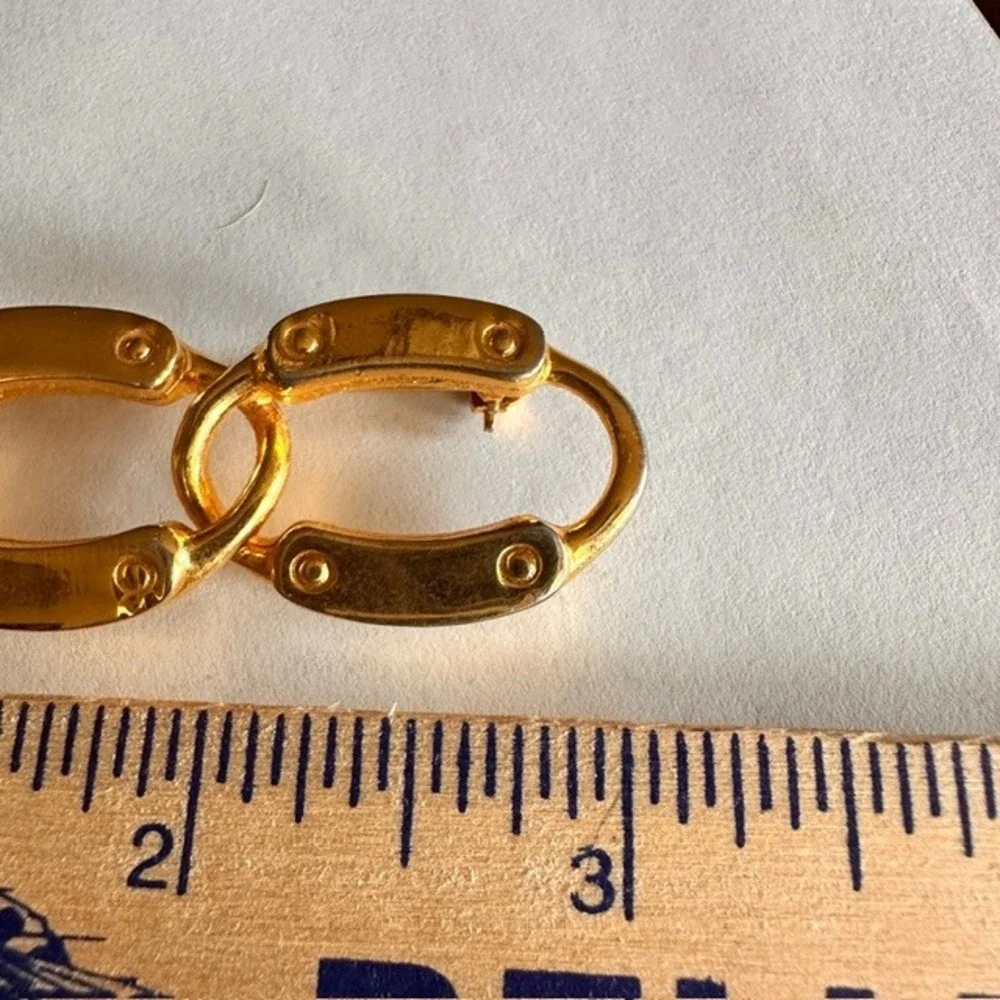 Vintage Gold Tone‎ Interlocking Oval Link Brooch Industrial Rivet Detail Pin